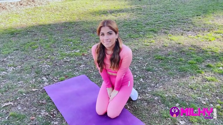 Fan gordito logra follar y llenar el coño de leche a una actriz peruana que encontró haciendo ejercicios en el parque
