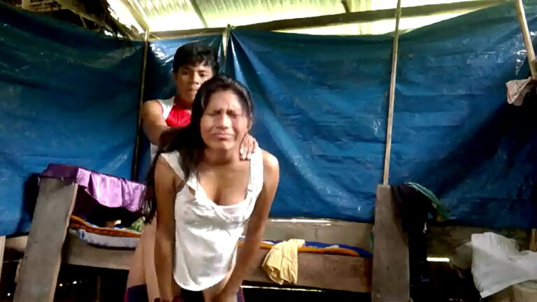 Primo pendejo cacha a escondidas con su novia sin condón