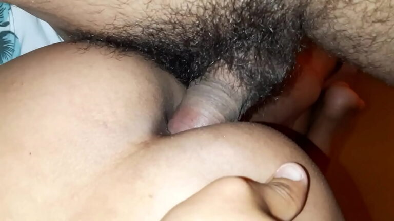 Anal le duele pero igual sigo dándole duro por el culo