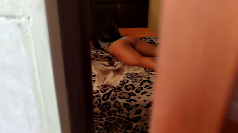 Yo espío a mi prima culona sin que ella me vea