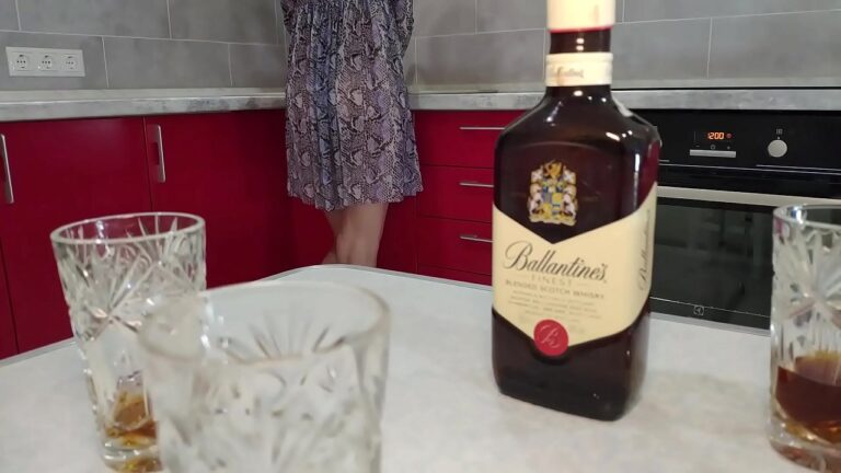 Cachamos con la esposa de un amigo. Espero que no quede embarazada de mi 6 Cachamos con la esposa de un amigo. Espero que no quede embarazada de mi