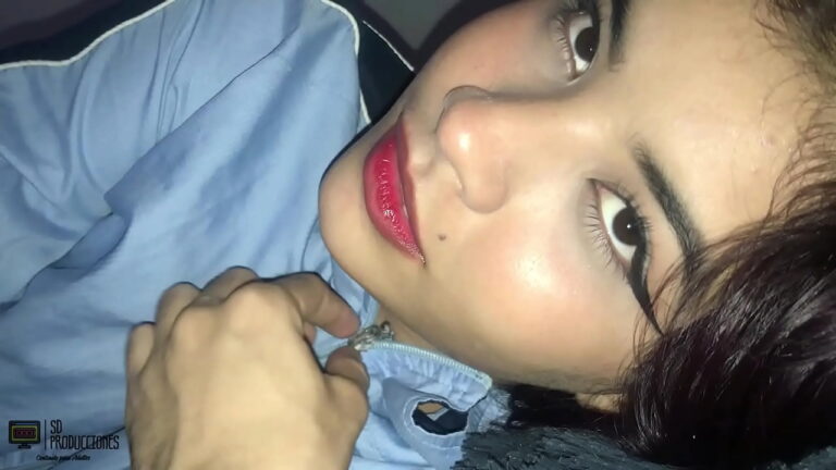Estoy muy cachondo y le follo el rico coño a mi hermanastra me corro en su boca