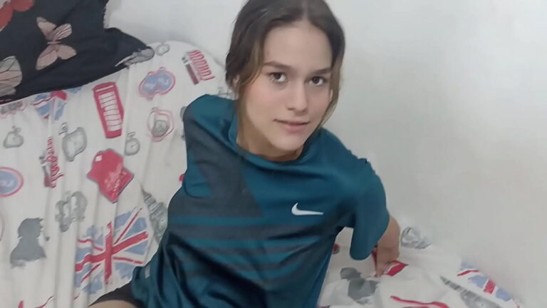 Encuentro a mi hermanastra con mi ropa puesta y se la quito hasta terminar cachando