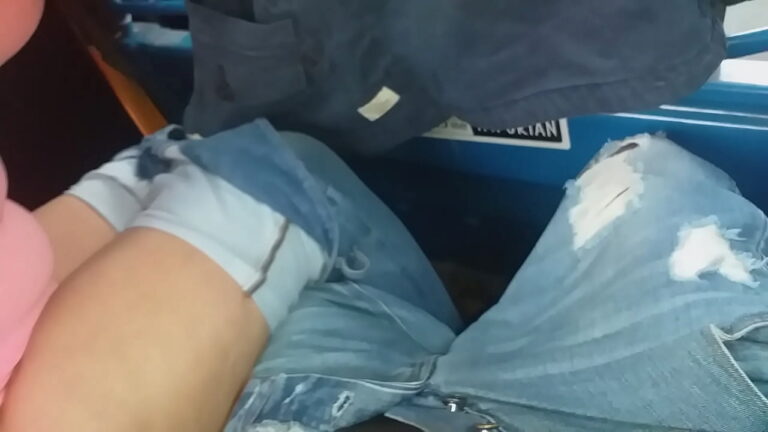 Putita hace un rapidin en el auto