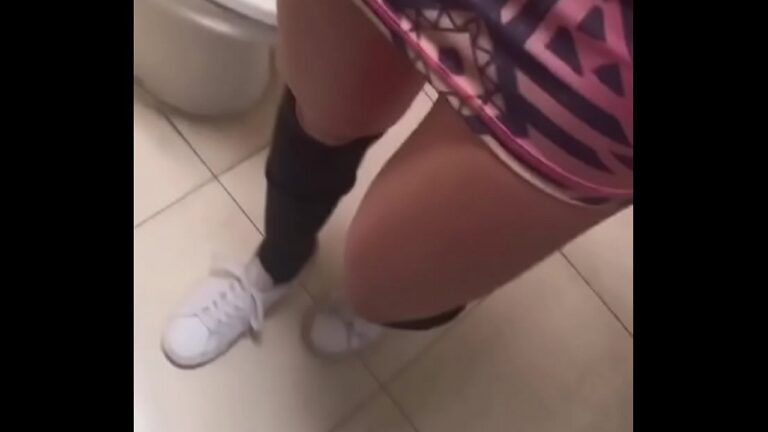 Me la cacho rápido en el baño a desconocida