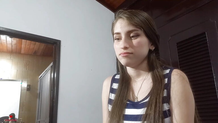 Mi hermanastra con su cara de inocente me pide que la deje hacerme un gran oral