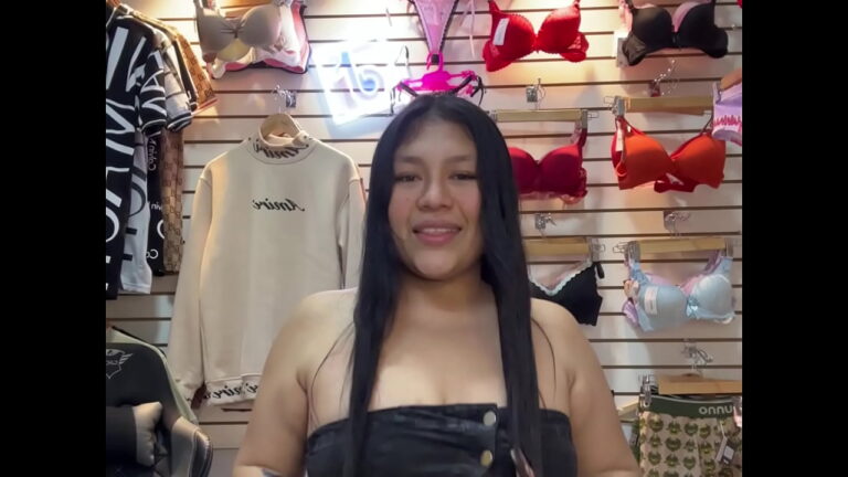 Le pedí a vendedora de tangas que me follara en su tienda