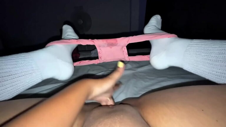 Es estupendo llegar del colegio cansada y relajarse con una buena metida de dedos 17 Es estupendo llegar del colegio cansada y relajarse con una buena metida de dedos