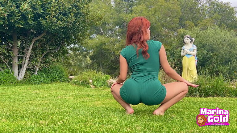 Marina Gold hace Yoga con vestido ajustado en exteriores 7 Marina Gold hace Yoga con vestido ajustado en exteriores