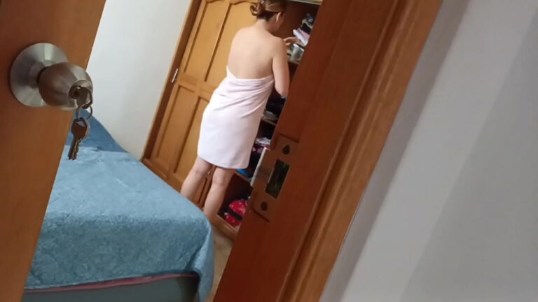 Mi madrastra me descubre con mi polla dura
