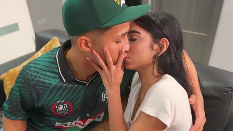 Un chico latino con una polla grande se folla a una Venezolana
