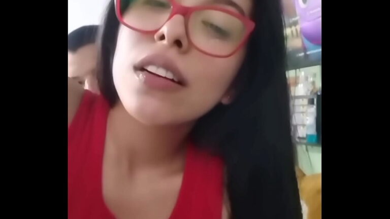 Mi marido se entera lo que su mejor amigo me hace en la cama