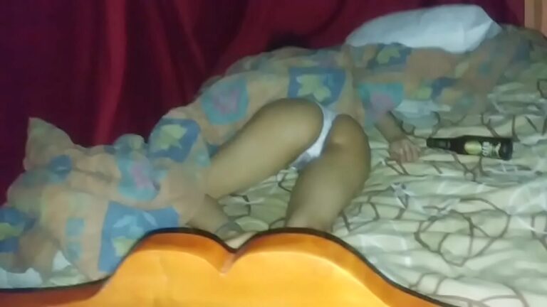Le hago el favor de despertar con el culo lleno de leche