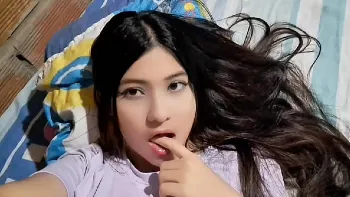 La princesa de 18 se graba abriéndose el chochito húmedo