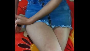 Cogiendo duro en casa con mi falda cortita y calzón rosado