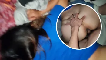 Una chibola cachera se deja partir el culo en perrito y termina llena de leche
