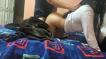 La doctora del pueblo pide verga en cuatro y le encanta que le jalen los pelos